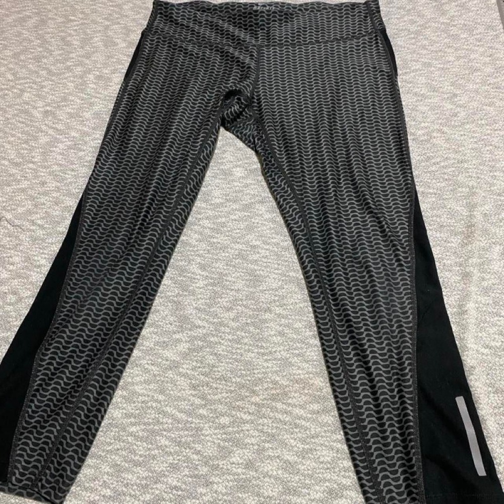 Nike dri fit Black & gray wavy patterned crop leggings women L. SKU-B855